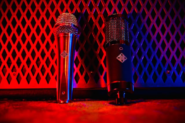 Два микрофона Pop City Music в красном и синем свете